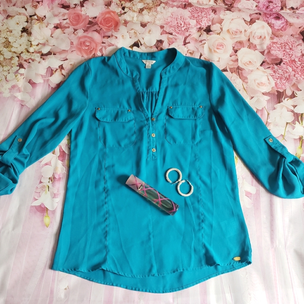 Gorgeous Guess button front blouse. Perfect for Springtime And Summer. Size xs.